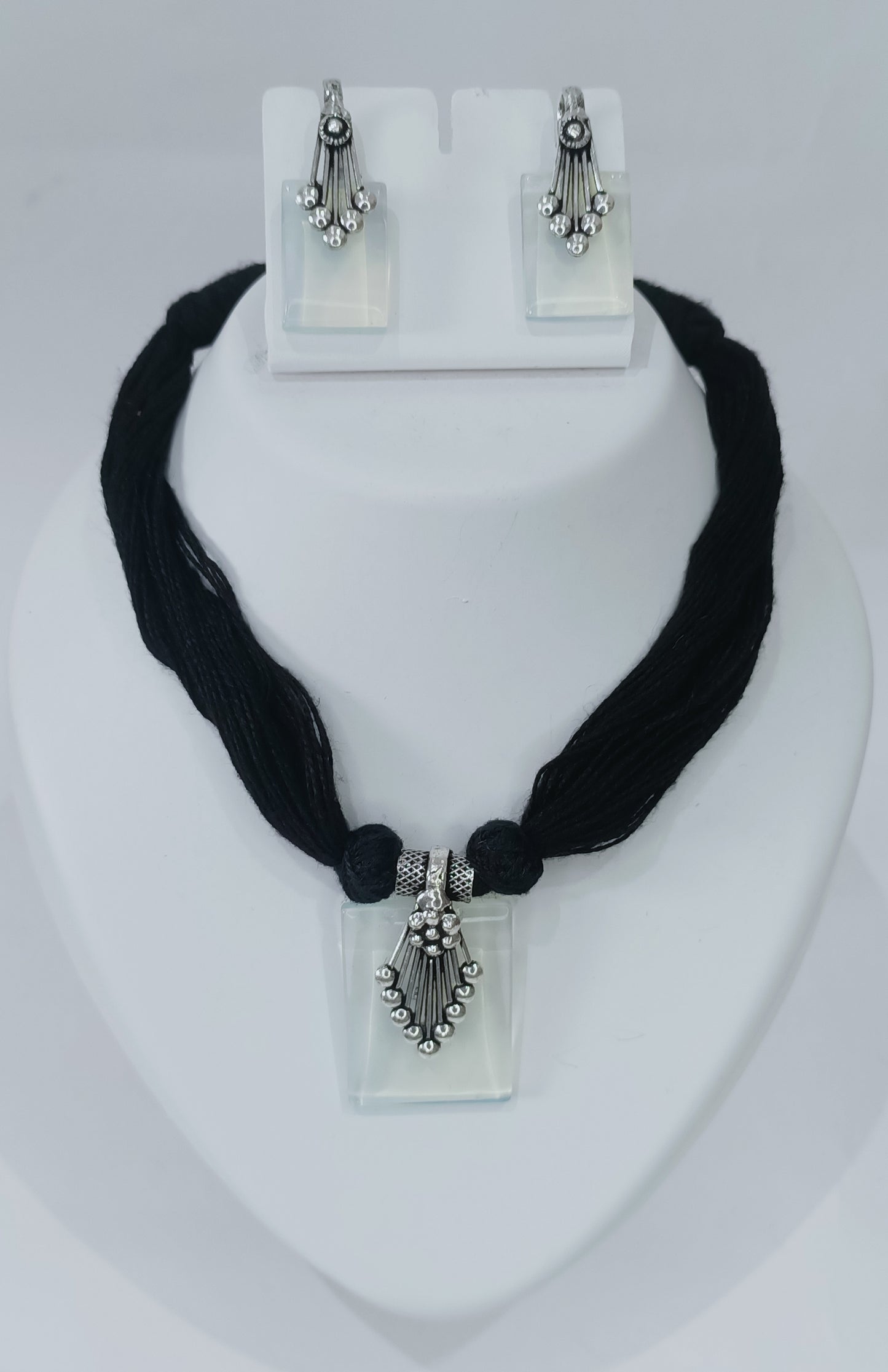 Thread Neckpiece