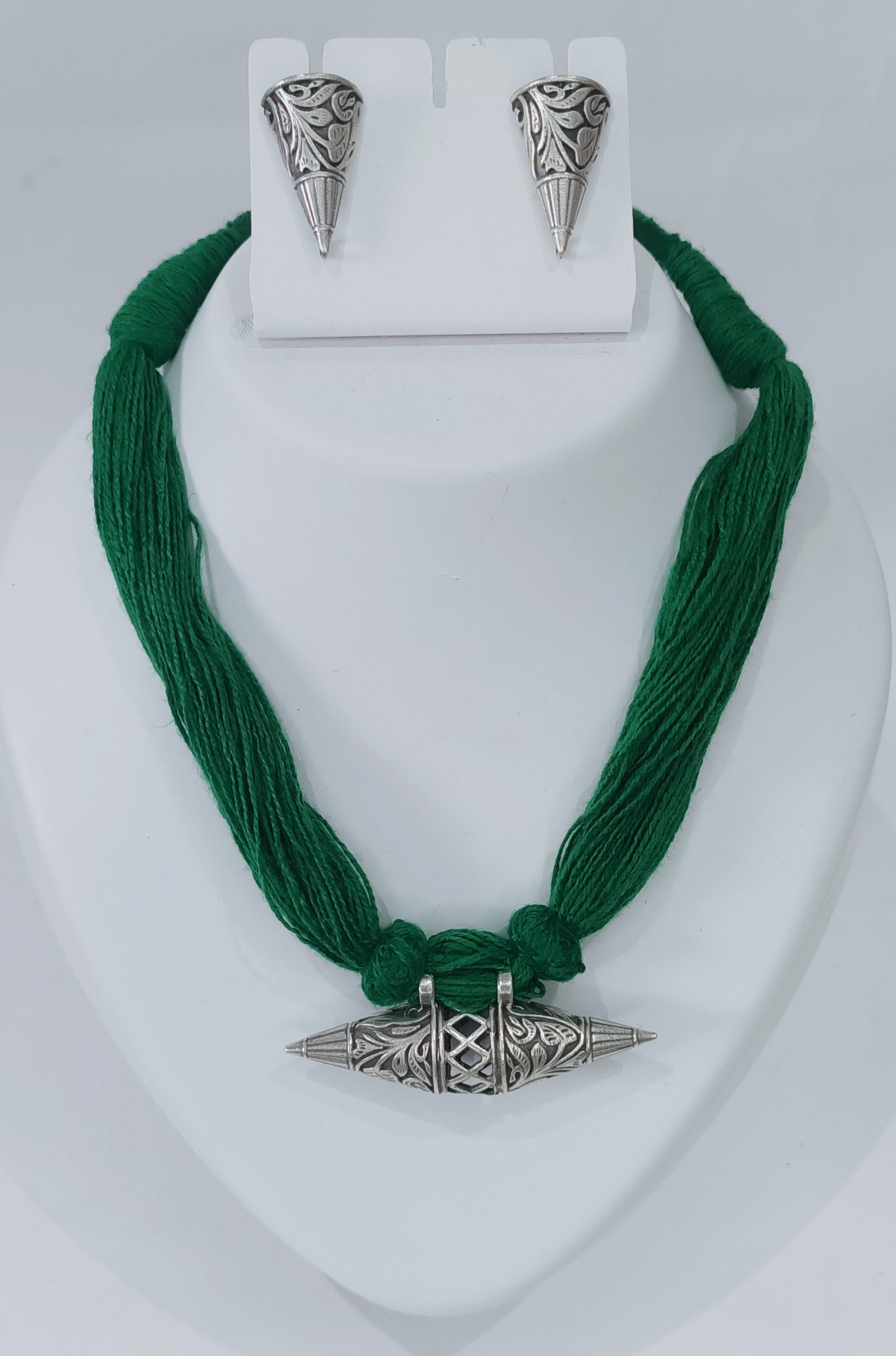 Thread Neckpiece