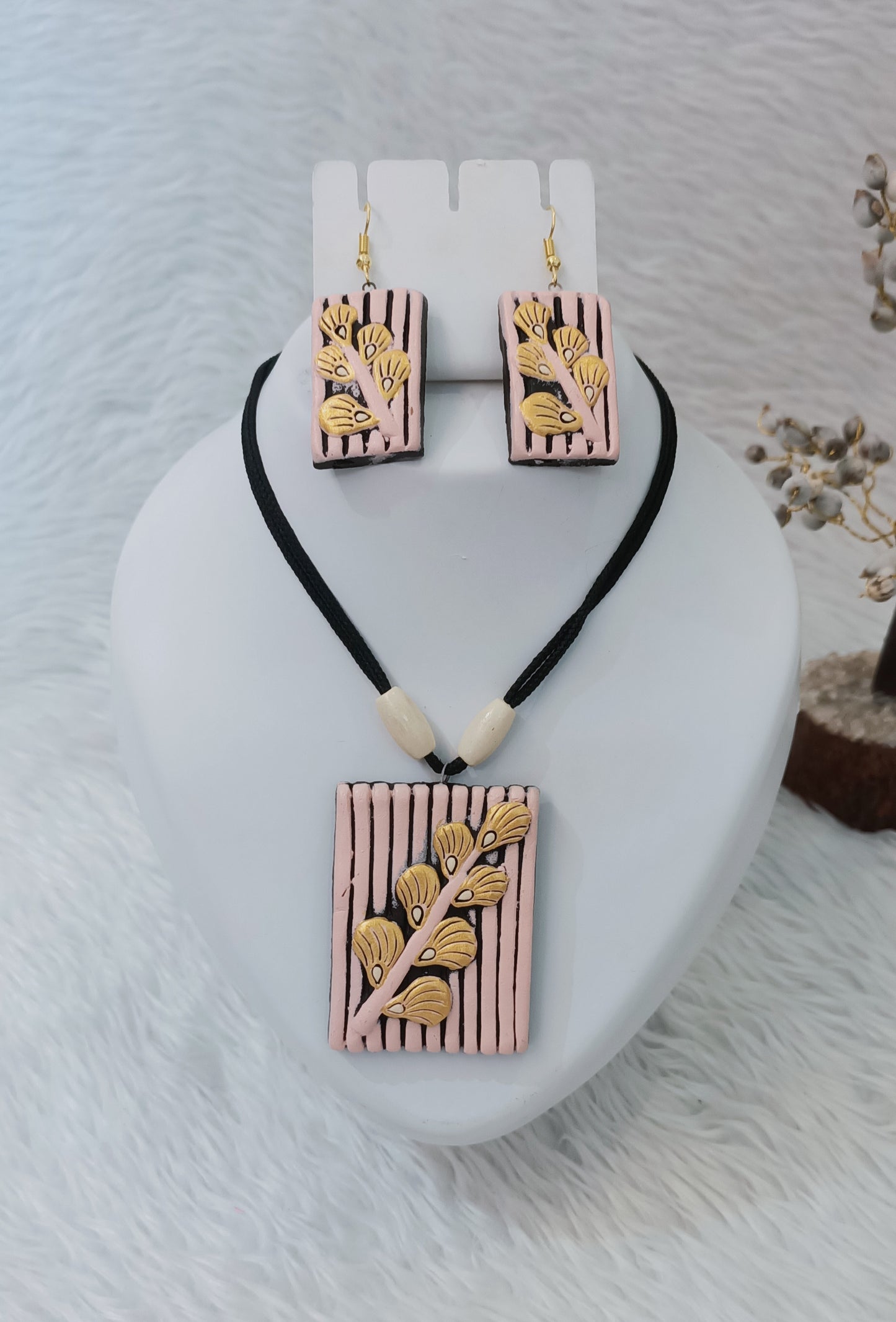 Thread Neckpiece